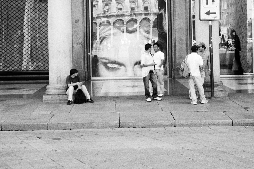 Manifesto con occhi