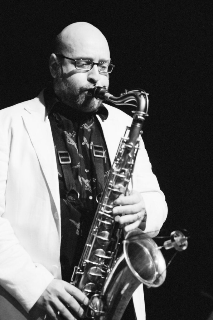 Uomo che siona il sax